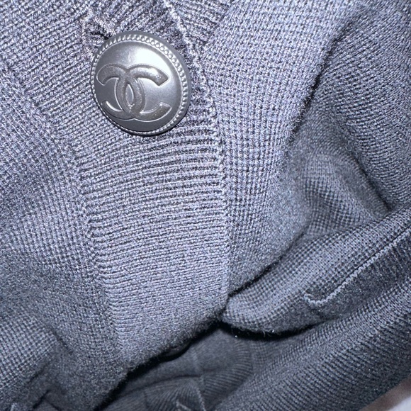 CHANEL V-NECK CARDIGAN WITH CC LOGO BUTTON CLOSURE - Picture 4 of 7